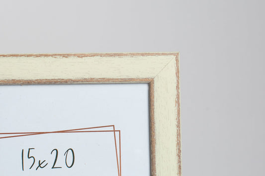 Dettaglio dell'angolo della cornice 15x20 verde pastello con finitura shabby