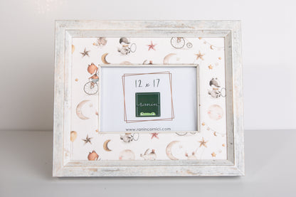 Cornice in legno bianco shabby 13x18 con passepartout in tessuto - Ranin Cornici