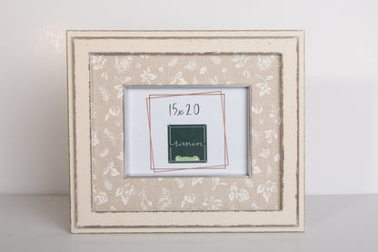 Cornice in legno bianco shabby con motivo a fiori e passepartout in tessuto - Ranin Cornici