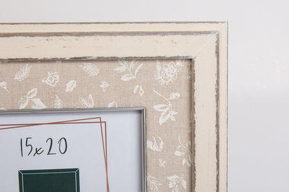 Cornice in legno bianco shabby con motivo a fiori e passepartout in tessuto - Ranin Cornici