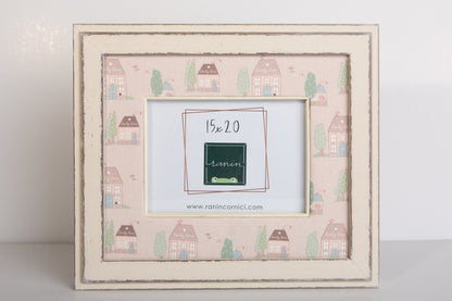 Cornice in legno bianco shabby con motivo a casette e passepartout in tessuto - Ranin Cornici