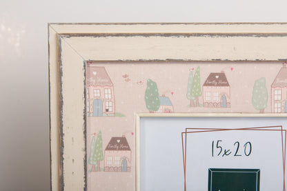 Cornice in legno bianco shabby con motivo a casette e passepartout in tessuto - Ranin Cornici