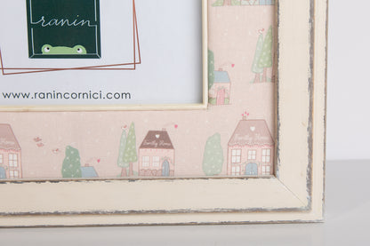 Cornice in legno bianco shabby con motivo a casette e passepartout in tessuto - Ranin Cornici