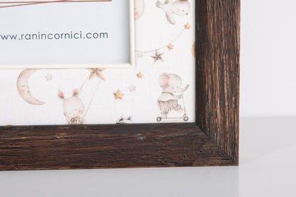 Cornice in legno marrone 15x20 con passepartout in tessuto - Ranin Cornici