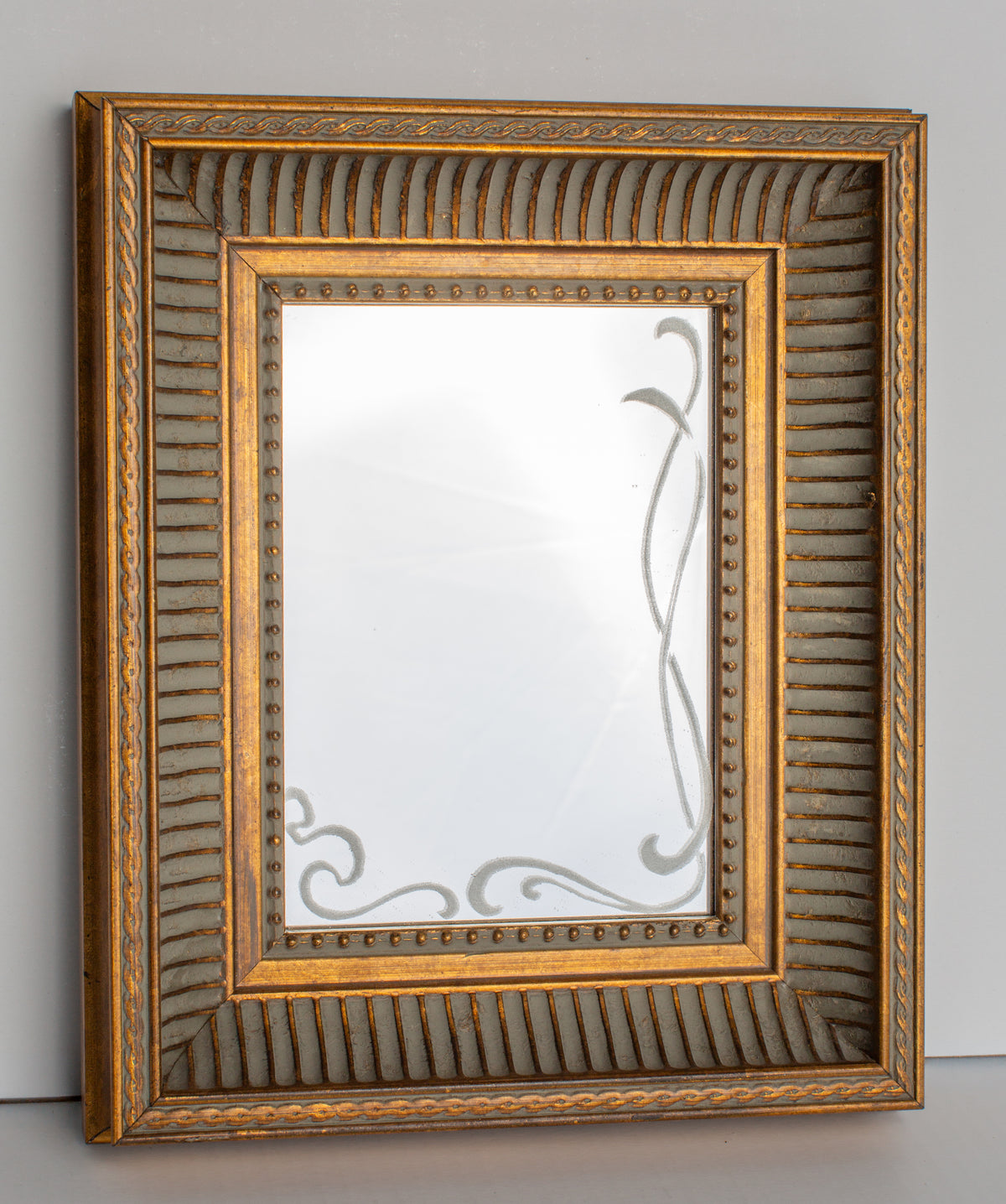 Specchio in legno 23x28 oro e grigio con decori sabbiati, vista frontale