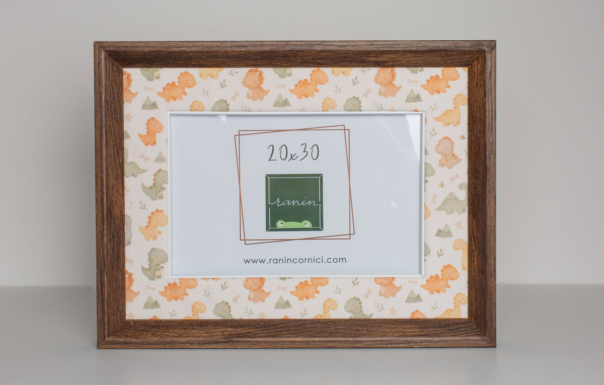 Cornice in legno marrone 20x30 con passepartout in tessuto a tema dinosauri