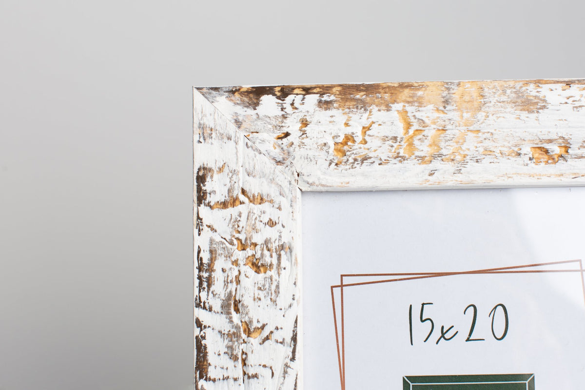 Dettaglio dell'angolo della cornice 15x20 bianca shabby con legno a vista