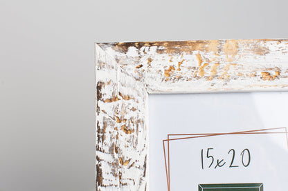 Dettaglio dell'angolo della cornice 15x20 bianca shabby con legno a vista